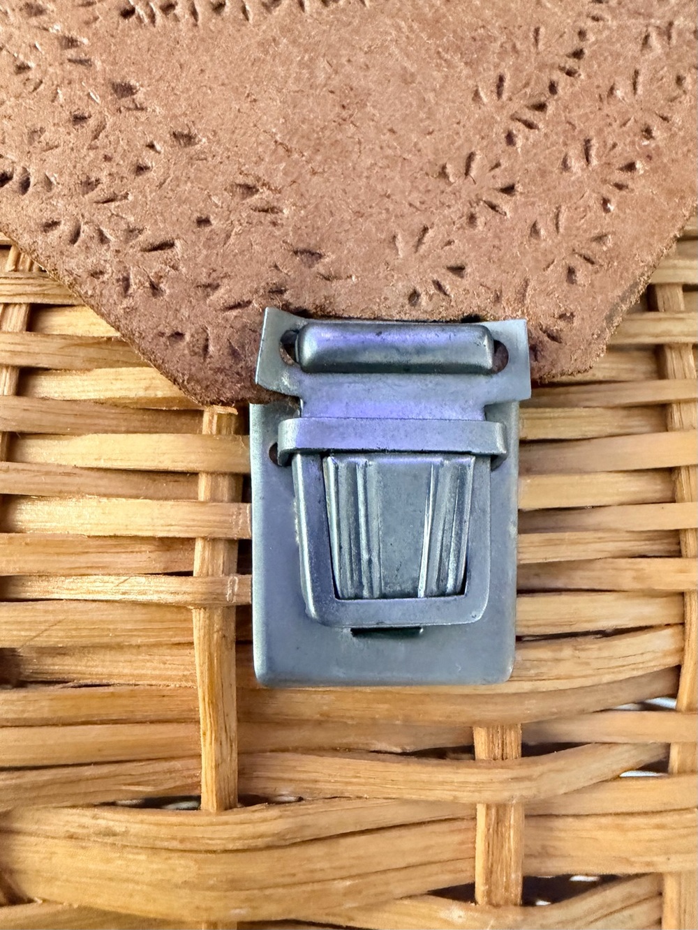 VINTAGE: Handmade Wicker Creel Handbag. - Picture 3 of 15